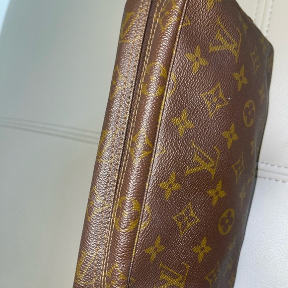 LOUIS VUITTON 
Monogram Trousse Toilette 23 - Picture 3 of 5